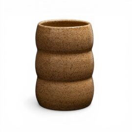 Porta-Utensílios de cerâmica Onda Mascavo da Esmo em fundo branco, mostrando sua silhueta ondulada e acabamento esmaltado mineral terroso com pontilhismo denso.