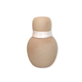 Moringa de cerâmica artesanal da Esmo com silhueta orgânica e faixa central luminosa na cor Off-White. O conjunto inclui moringa e copo sobrepostos, destacando a textura sutil e o contraste de materiais.