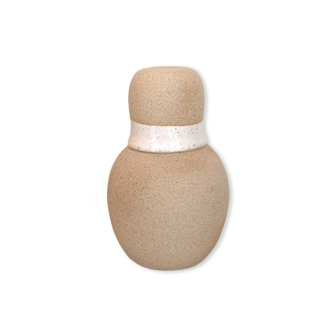 Moringa de cerâmica artesanal da Esmo com silhueta orgânica e faixa central luminosa na cor Off-White. O conjunto inclui moringa e copo sobrepostos, destacando a textura sutil e o contraste de materiais.