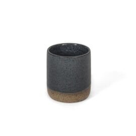 Copo reto para café expresso em cerâmica artesanal com acabamento esmaltado cinza escuro pontilhado e base rústica crua em fundo branco isolado. Marca Esmo.