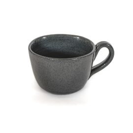 Xícara Orgânica para chá na cor cinza sóbrio, produzida em cerâmica artesanal pela Esmo. A peça exibe formato fluido, alça curva lateral perfeitamente integrada, superfície inteiramente esmaltada com sutis pontilhados escuros naturais, e encontro de texturas na base com cerâmica rústica aparente, fotografada sobre um fundo branco puro.
