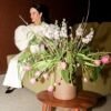 Bruna Vuelma e Vaso Cônico Grande Cru com Flores Esmo Cerâmica.