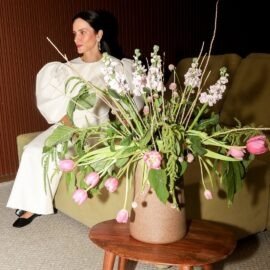 Bruna Vuelma e Vaso Cônico Grande Cru com Flores Esmo Cerâmica.