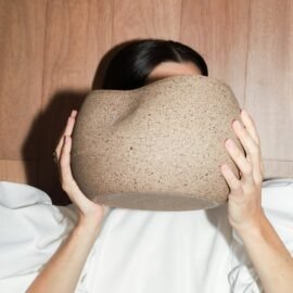 Ensaio editorial Bruna Vuelma Centro de Mesa Alto Orgânico Cru em Cerâmica Artesanal Esmo sobre o rosto