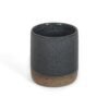 Copo Reto Grande em cerâmica artesanal na cor Cinza da marca Esmo Cerâmica. A peça possui formato cilíndrico e silhueta minimalista, com a parte superior finalizada em acabamento esmaltado com brilho escuro e textura pontilhada, enquanto a base exposta exibe o tom e a textura da cerâmica crua. Fotografia de produto com fundo branco.
