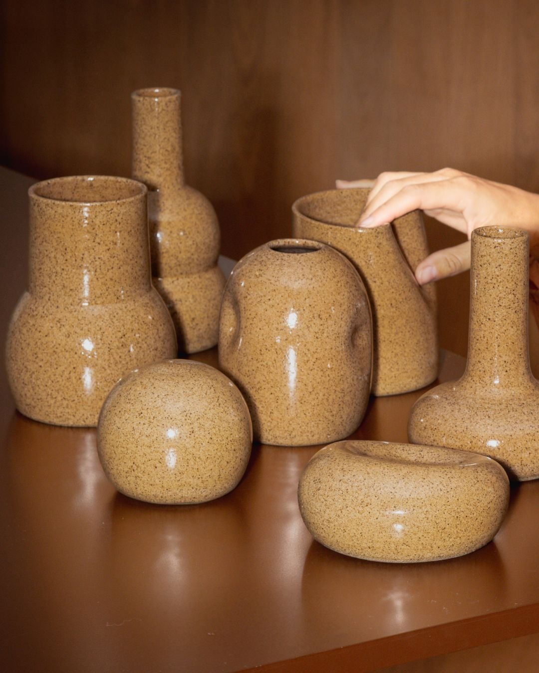 Peças em Cerâmica Artesanal cor Mascavo Esmo Cerâmica.