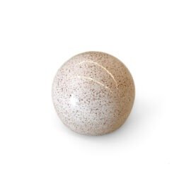 Peso para Papel Bola na cor Off-White, uma peça de cerâmica artesanal da Esmo. A imagem destaca a silhueta esférica perfeita e o acabamento mate da superfície, que apresenta uma textura orgânica sutil com finos pontilhados minerais. A luz incide suavemente sobre o volume curvo, revelando a pureza formal e a materialidade sólida do objeto projetado para organização e decoração minimalista.