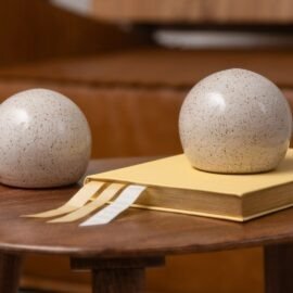 Peso para Papel Bola Off-White em cerâmica artesanal da Esmo. Decoração de escritório.