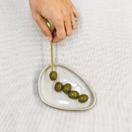 Porta-Shoyu Gota Off-White da Esmo Cerâmica também é uma excelente opção para servir aperitivos.