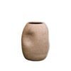 Vaso Amassado Grande no acabamento Cru da Esmo. A imagem destaca a robusta peça de cerâmica artesanal vista de frente, com silhueta curvada e um relevo amassado assimétrico. O exterior sem esmalte revela uma textura orgânica, terrosa e intensamente tátil, marcada pelos minúsculos grãos naturais da massa. Fundo da imagem totalmente branco.