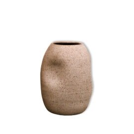 Vaso Amassado Grande no acabamento Cru da Esmo. A imagem destaca a robusta peça de cerâmica artesanal vista de frente, com silhueta curvada e um relevo amassado assimétrico. O exterior sem esmalte revela uma textura orgânica, terrosa e intensamente tátil, marcada pelos minúsculos grãos naturais da massa. Fundo da imagem totalmente branco.