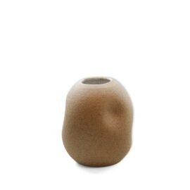 Vaso Amassado Pequeno no acabamento Cru da Esmo. A imagem destaca a peça de cerâmica artesanal vista de frente, com silhueta curvada oval e um relevo amassado assimétrico na lateral direita. O exterior não possui esmalte, revelando uma textura orgânica, terrosa e intensamente tátil, pontilhada por minúsculos grãos naturais da massa exposta. Fundo da imagem totalmente branco.