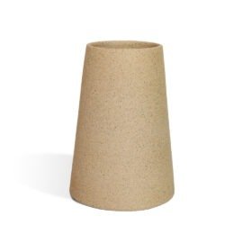 Vaso Cônico Grande em cerâmica artesanal da Esmo no acabamento Cru. A imagem destaca a silhueta geométrica cônica da peça e sua superfície natural sem esmalte, evidenciando uma textura orgânica, altamente tátil e marcada por sutis pontinhos escuros sobre a massa em tom terroso claro, fotografada contra um fundo branco e liso.