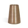 Vaso Cônico Grande de cerâmica artesanal na cor Oliva, apresentando formato geométrico de base ampla e linhas retas, com acabamento acetinado de brilho suave e denso pontilhado orgânico rústico em evidência, posicionado sobre um fundo branco.