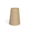 Vaso Cônico Intermediário em cerâmica artesanal da Esmo no acabamento Cru. A imagem destaca a silhueta geométrica cônica da peça e sua superfície natural sem esmalte, evidenciando uma textura orgânica, altamente tátil e marcada por sutis pontinhos escuros sobre a massa em tom terroso claro, fotografada contra um fundo branco liso.