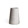 Vaso Cônico Intermediário na cor Off-White da Esmo. A peça decorativa em cerâmica artesanal possui formato afunilado de linhas precisas. O acabamento mate interage de forma suave com a incidência de luz, evidenciando uma textura sutil com delicados pontilhados na superfície clara. A margem inferior exibe um fino detalhe em cerâmica rústica, criando um contraste sóbrio com a luminosidade do esmalte e projetando uma leve sombra lateral sobre um fundo neutro.