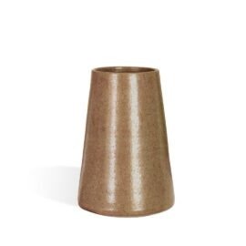 Vaso Cônico Intermediário de cerâmica artesanal na cor Oliva, apresentando formato geométrico de proporções equilibradas, linhas retas e acabamento acetinado verde escuro com denso pontilhado orgânico, posicionado sobre um fundo claro.
