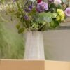 Vaso Cônico Intermediário em Cerâmica Artesanal na cor Off-White da Esmo Cerâmica com flores.
