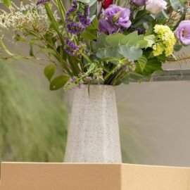 Vaso Cônico Intermediário em Cerâmica Artesanal na cor Off-White da Esmo Cerâmica com flores.