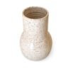 Vaso Gota Intermediário na cor Off-White, uma peça de cerâmica artesanal da Esmo. A imagem destaca a silhueta geométrica da peça, composta por uma base arredondada volumosa que transita de forma precisa para um gargalo reto. A iluminação suave incide sobre o acabamento mate e acetinado, revelando uma textura orgânica com minúsculos pontilhados ao longo da superfície clara, criando um jogo de luz e sombra que enfatiza a pureza formal e a materialidade sutil do design contemporâneo.