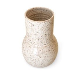 Vaso Gota Intermediário na cor Off-White, uma peça de cerâmica artesanal da Esmo. A imagem destaca a silhueta geométrica da peça, composta por uma base arredondada volumosa que transita de forma precisa para um gargalo reto. A iluminação suave incide sobre o acabamento mate e acetinado, revelando uma textura orgânica com minúsculos pontilhados ao longo da superfície clara, criando um jogo de luz e sombra que enfatiza a pureza formal e a materialidade sutil do design contemporâneo.