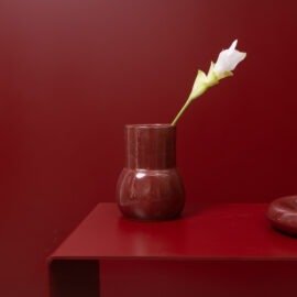 Vaso Gota Intermediário em Cerâmica Artesanal cor Borgonha Esmo Cerâmica.
