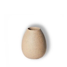 Vaso Oval Pequeno em acabamento Cru da Esmo. Peça de cerâmica artesanal sem esmalte, com formato ovalado e textura orgânica intensamente tátil, exibindo os sutis pontilhados terrosos da massa exposta sobre um fundo neutro.