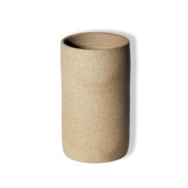 Vaso Reto Grande em cerâmica artesanal Esmo com acabamento Cru, revelando a textura orgânica, terrosa e pontilhada da massa natural sem esmalte, sobre fundo branco.