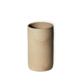 Vaso Reto Intermediário em cerâmica artesanal Esmo com acabamento Cru, revelando a textura orgânica, terrosa e pontilhada da massa natural sem esmalte, destacando a essência rústica e sofisticada da peça.