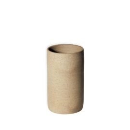 Vaso Reto Pequeno em cerâmica artesanal Esmo com acabamento Cru, revelando a textura orgânica, terrosa e pontilhada da massa natural sem esmalte, destacando sua forma cilíndrica compacta e tátil.
