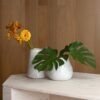 Composição de ambiente com os vasos Cônico Grande e Olga na cor Off-White da Esmo