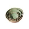 Set com 4 Bowls Orgânicos da Esmo na cor Verde Pistache encaixados, com interior esmaltado em verde vitrificado pontilhado e base externa em cerâmica rústica crua.