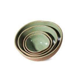 Set com 4 Bowls Orgânicos da Esmo na cor Verde Pistache encaixados, com interior esmaltado em verde vitrificado pontilhado e base externa em cerâmica rústica crua.