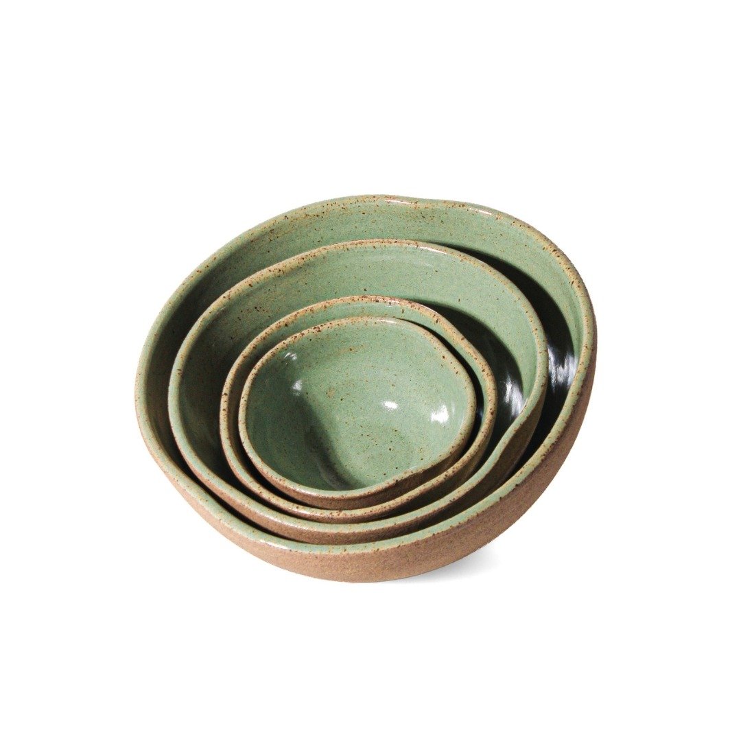 Set com 4 Bowls Orgânicos da Esmo na cor Verde Pistache encaixados, com interior esmaltado em verde vitrificado pontilhado e base externa em cerâmica rústica crua.