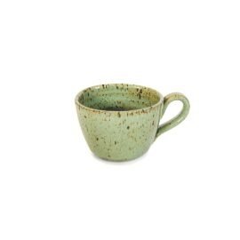 Xícara de café expresso em cerâmica orgânica na cor Pistache da Esmo. A peça possui esmalte vitrificado verde suave com pontilhados escuros naturais, em forte contraste com a base rústica em argila tabaco exposta.