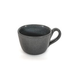 Xícara Orgânica Longo da Esmo Cerâmica na cor Cinza. Vista frontal de uma xícara vazia com 6cm de diâmetro e 7cm de altura em formato fluido. Apresenta um acabamento esmaltado brilhante com reflexos de luz, revelando pontos escuros naturais da massa sobre um fundo cinza sóbrio e elegante.