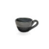 Xícara Orgânica Expresso na cor Cinza da Esmo Cerâmica. A peça possui formato sutilmente irregular com alça ergonômica, evidenciando uma forte divisão de texturas: a metade superior apresenta acabamento esmaltado escuro com pontos naturais que refletem a luz, enquanto a base revela a textura da cerâmica crua e rústica sem esmalte.