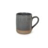 Caneca Reta Cinza da Esmo Cerâmica. Peça utilitária de silhueta reta com alça ergonômica. Possui acabamento esmaltado brilhante em tom escuro pontilhado na parte superior, que forma uma rica oposição de superfícies com a base em cerâmica crua aparente.