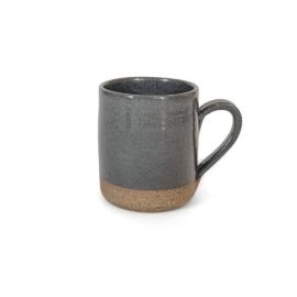 Caneca Reta Cinza da Esmo Cerâmica. Peça utilitária de silhueta reta com alça ergonômica. Possui acabamento esmaltado brilhante em tom escuro pontilhado na parte superior, que forma uma rica oposição de superfícies com a base em cerâmica crua aparente.