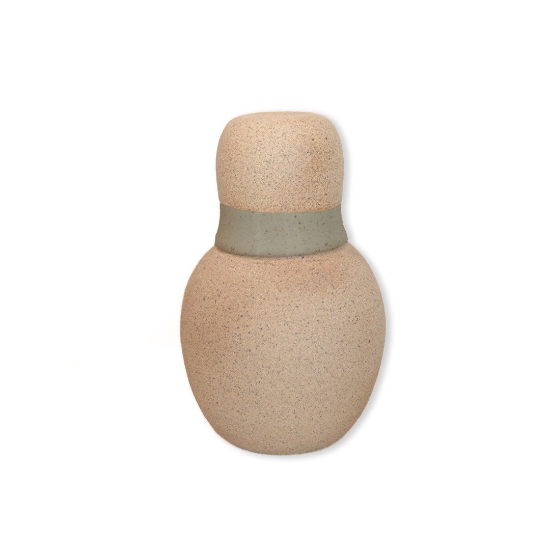 Moringa de cerâmica artesanal da Esmo, em formato orgânico na cor argila tabaco porosa, destacando uma faixa central de encaixe esmaltada em verde Oliva acetinado com denso pontilhado escuro, servindo como base para o copo que atua como tampa.
