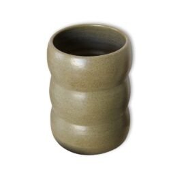 Porta-Utensílios Onda em cerâmica no tom Oliva. A peça possui uma silhueta cilíndrica com curvas volumosas e apresenta um esmalte verde sóbrio e acetinado, marcado por um denso pontilhado orgânico escuro.
