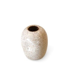 Vaso Amassado Pequeno Off-White em cerâmica artesanal da Esmo. A imagem exibe um vaso decorativo de silhueta orgânica e base arredondada, marcado por depressões assimétricas que criam um delicado jogo de sombras na superfície. Seu acabamento mate em tom off-white revela uma textura tátil sutil, pontilhada por minúsculos pigmentos naturais característicos da queima em alta temperatura. A peça é iluminada suavemente, destacando a incidência difusa da luz sobre as curvas assimétricas e a pureza formal do design.
