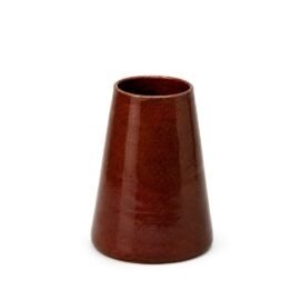 Vaso Cônico Intermediário da Esmo Cerâmica na cor Borgonha, com acabamento vitrificado e forma geométrica cônica, sobre fundo branco.