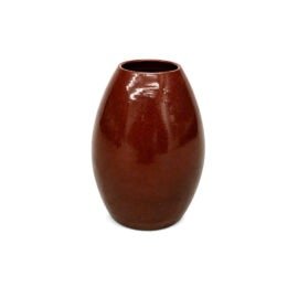 Vaso Esmo Intermediário na cor Borgonha, feito em cerâmica com formato oval e acabamento vitrificado de alto brilho refletindo a luz, sobre fundo branco.
